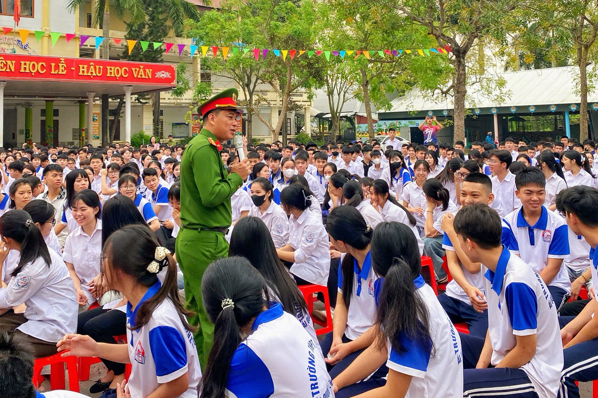 Công an phường Ái Quốc tổ chức tuyên truyền pháp luật tại Trường THPT Ái Quốc